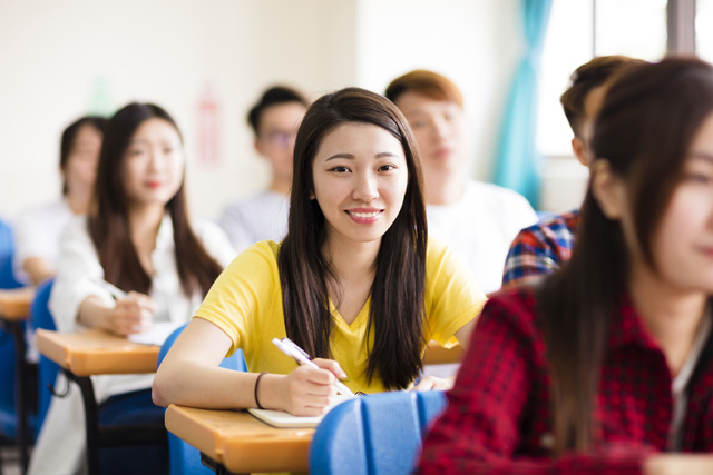 日本語を勉強する学生の教室風景